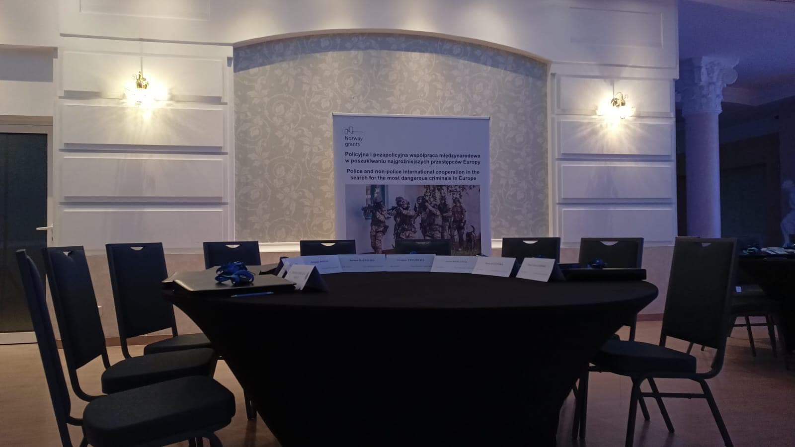 stół i krzesła w sali konferencyjnej