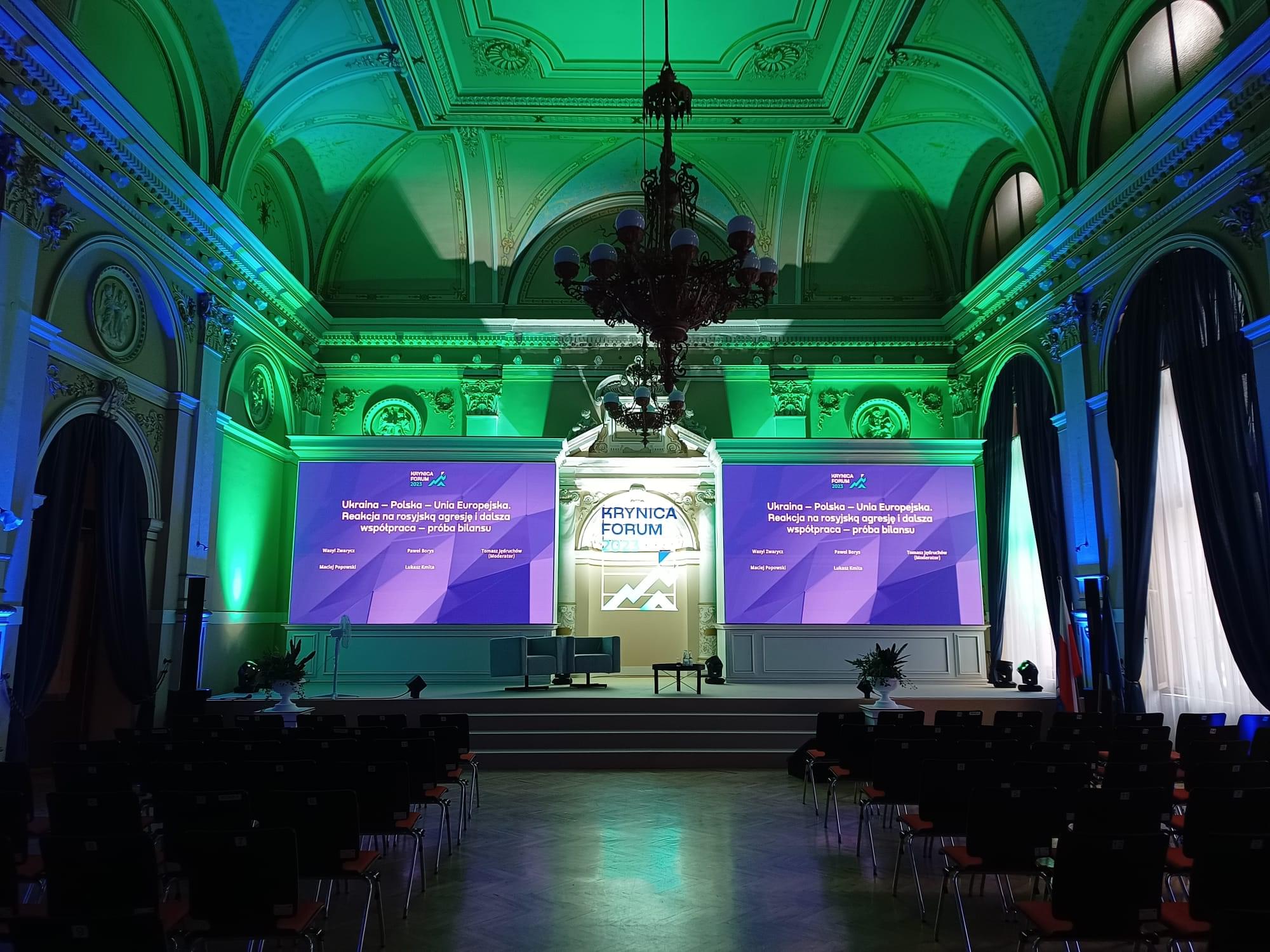 sala konferencyjna oświetlona na zielono